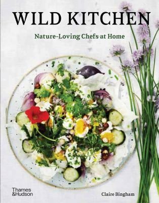 Book cover of 'Wild Kitchen' with a salad and flowers on a white background